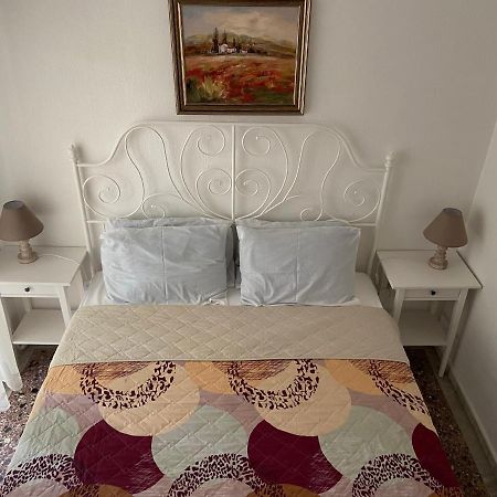 Stefani Apartment With A Sea View Terrace! 尼亚·蒙达尼亚 外观 照片