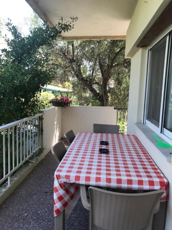 Stefani Apartment With A Sea View Terrace! 尼亚·蒙达尼亚 外观 照片