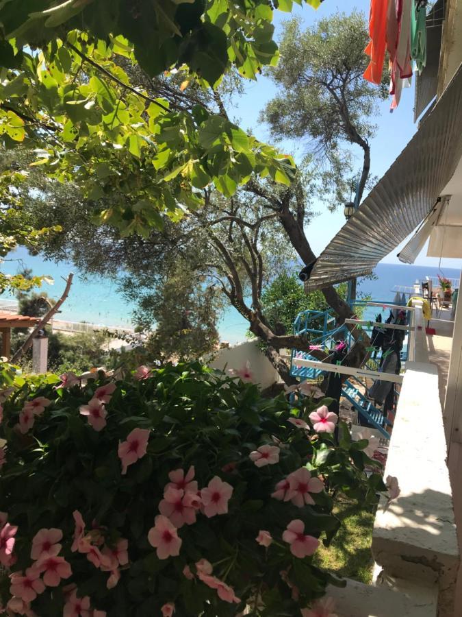 Stefani Apartment With A Sea View Terrace! 尼亚·蒙达尼亚 外观 照片