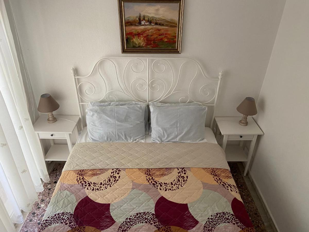 Stefani Apartment With A Sea View Terrace! 尼亚·蒙达尼亚 外观 照片